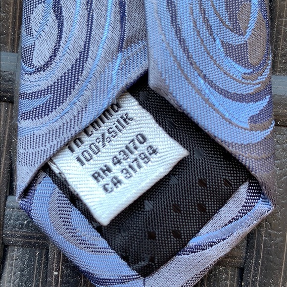 GREAT CONDITION “Geoffrey Beene” tie - Picture 4 of 4